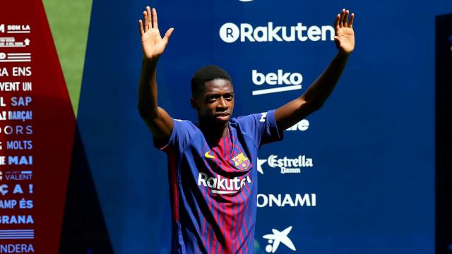 Dembélé posa con la camiseta del Barcelna.