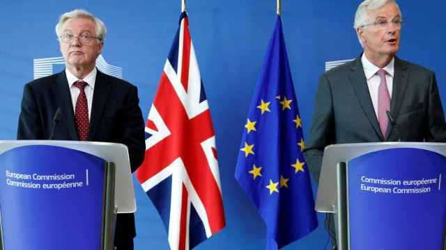 Davis y Barnier comparecen ante los medios al inicio de la tercera ronda de negociaciones.