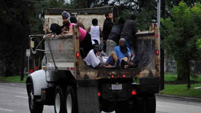 Un camión traslada a varios afectados por los estragos de Harvey