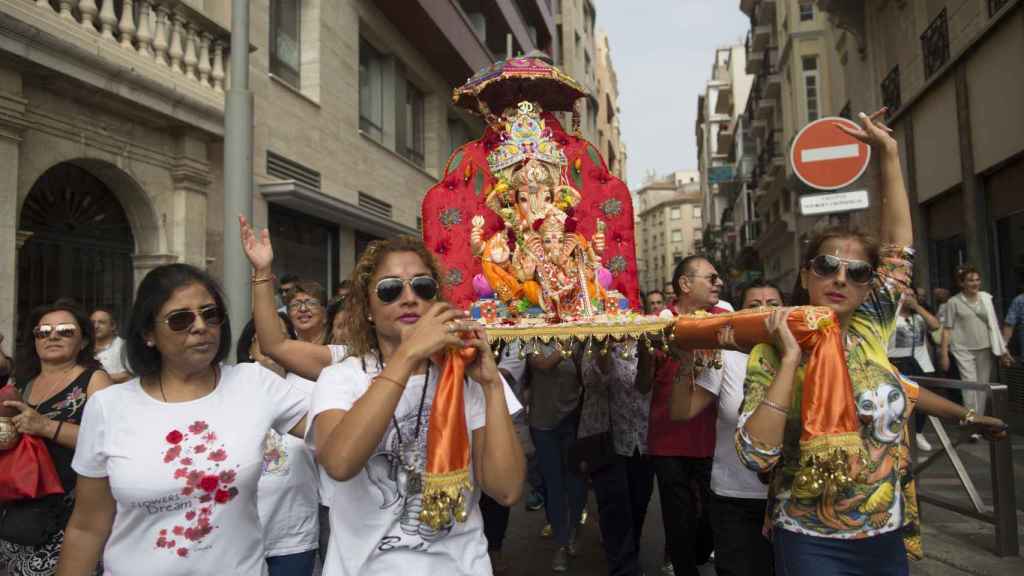 Uno de los porteadores que cargaban el dios elefante es un costalero hindú-cristiano