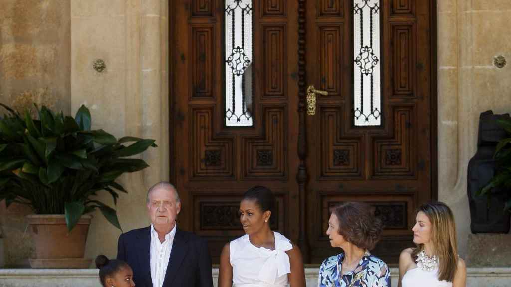 Michelle Obama con su hija Sasha y los reyes en el palacio Marivent, 2010.