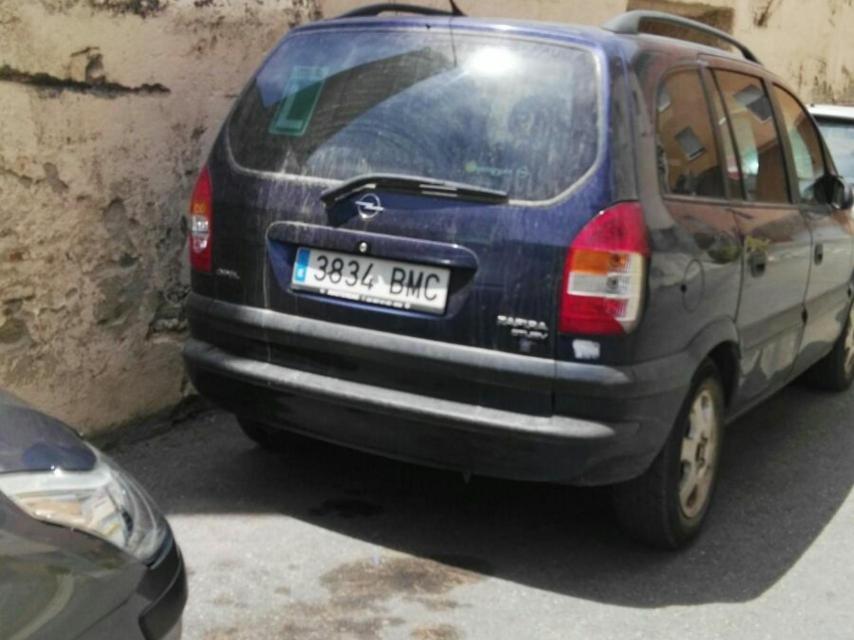 El Opel Zafira en el que viajaban los dos jóvenes.