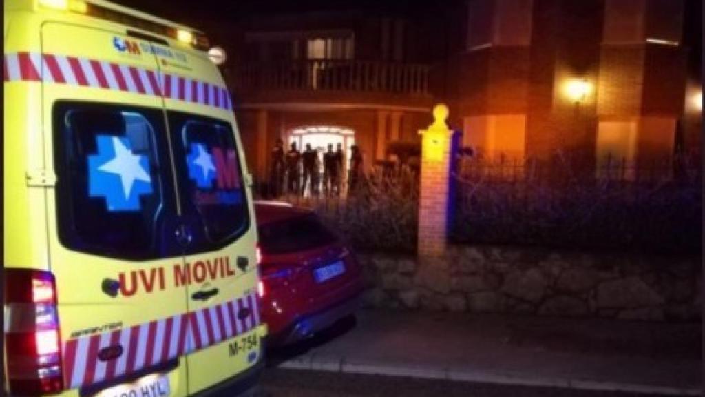 Ambulancia a la entrada de la casa.