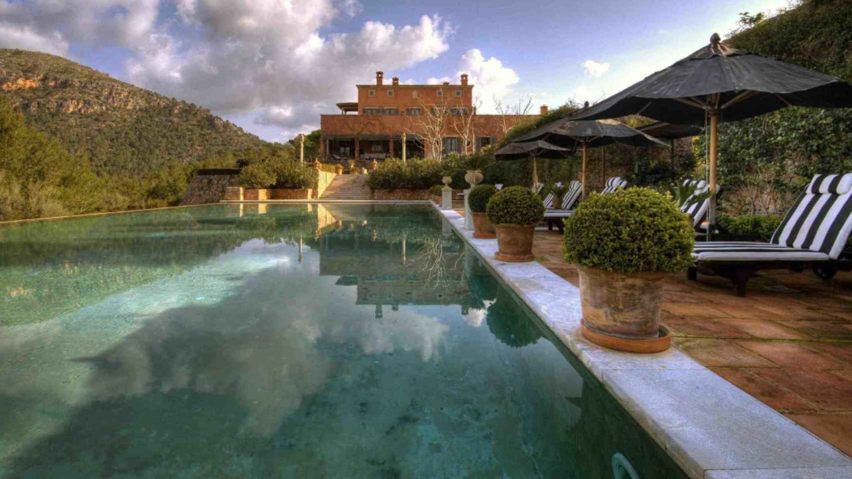 James Costos y su marido han compartido fotos de la gran piscina del hotel en sus redes sociales.