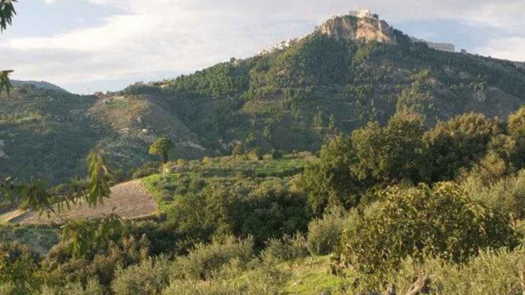 Los arqueólogos han encontrado residuos de vinos encontrados en un frasco excavado en una cueva en Monte Kronio, Italia.