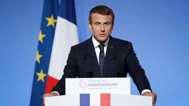 Macron define su política exterior mientras se desploma su popularidad