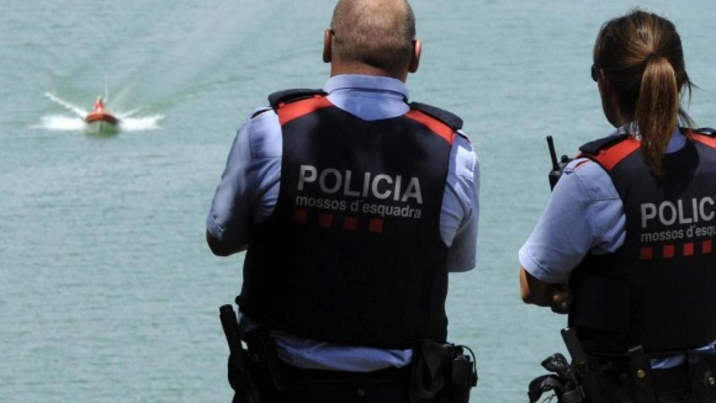 Equipos de los Mossos rastrean en el pantano de Susqueda.