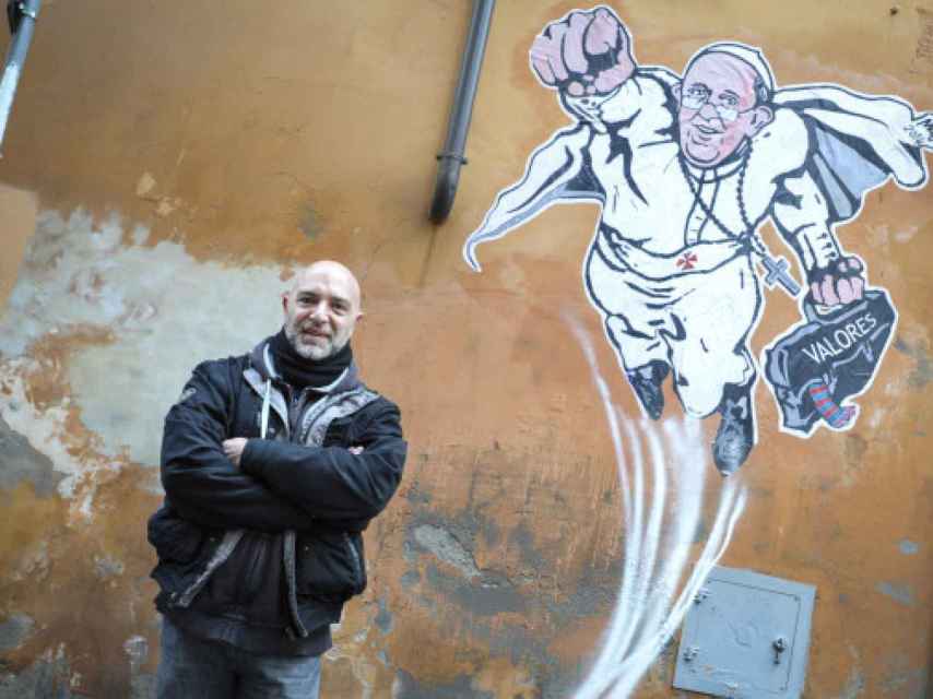 El artista Mauro Pallotta junto a uno de sus trabajos del Papa Francisco.
