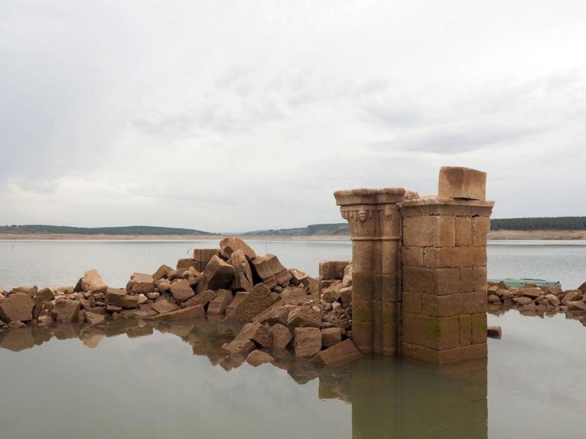 La iglesia de Zalima ha emergido con la sequía del pantano de Aguilar de Campoo.