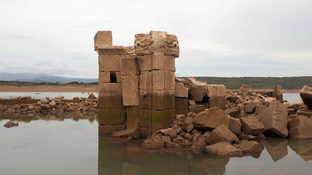 La iglesia de Zalima ha emergido con la sequía del pantano de Aguilar de Campoo.