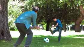 Padre e hijo jugando a fútbol
