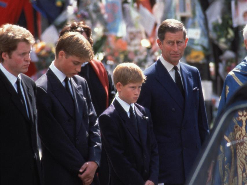Guillermo, Enrique, su padre y su tío materno, durante el funeral de Diana.