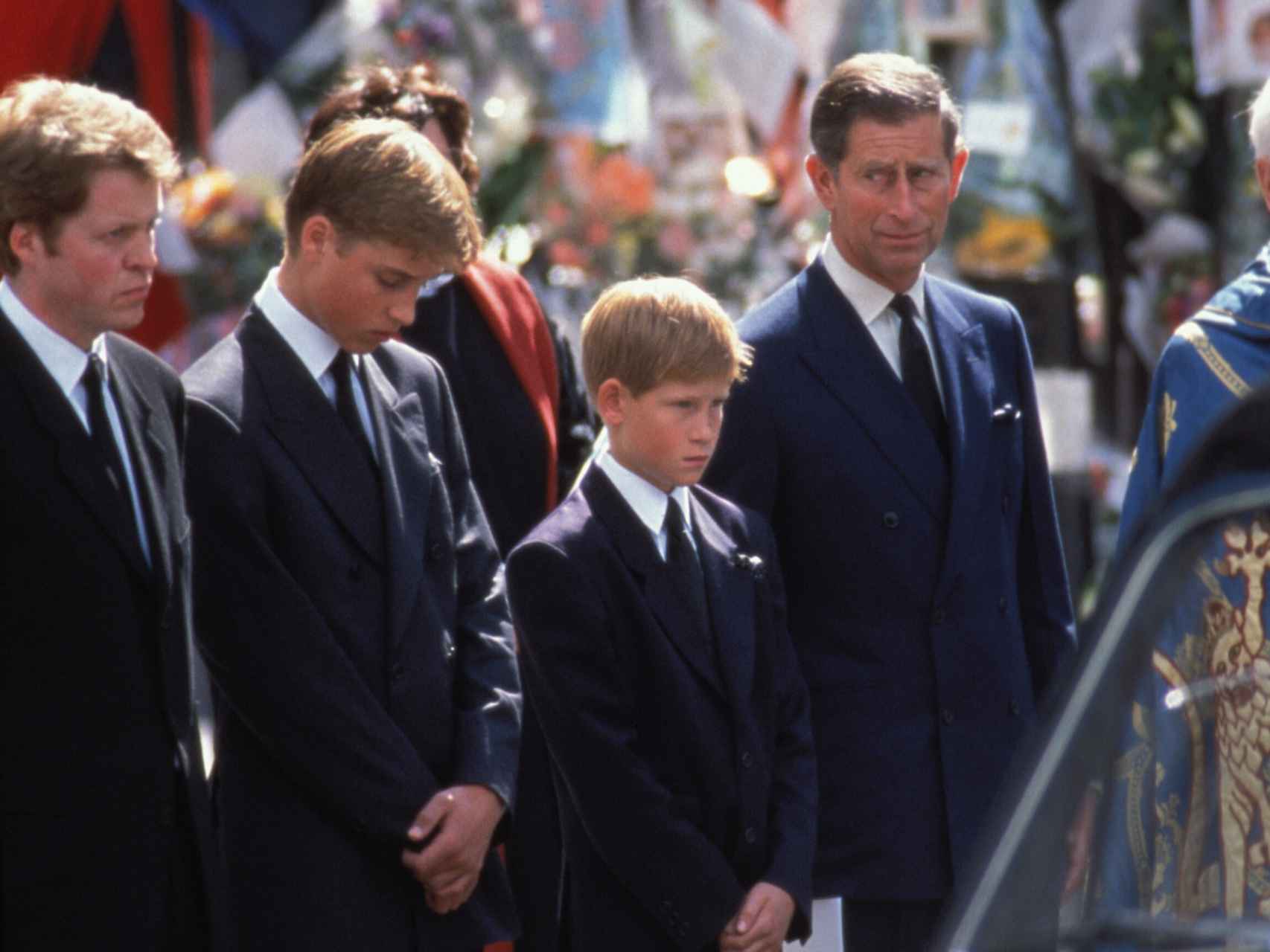 Guillermo, Enrique, su padre y su tío materno, durante el funeral de Diana.