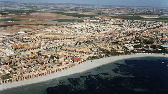 Playa de Los Alcázares (Murcia) por vertido contaminante.