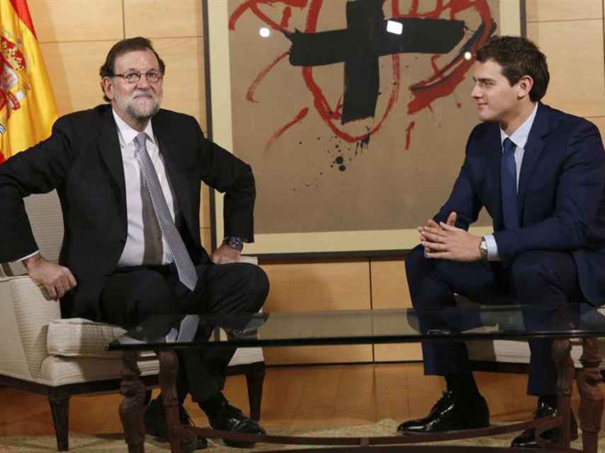 Rajoy y Rivera, en una de sus reuniones para cerrar el pacto de investidura, en 2016.