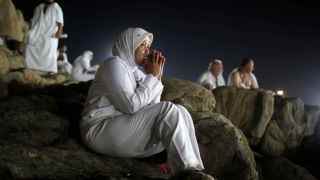 Una peregrina durante la Misa del Monte en Arafat con motivo del hach.