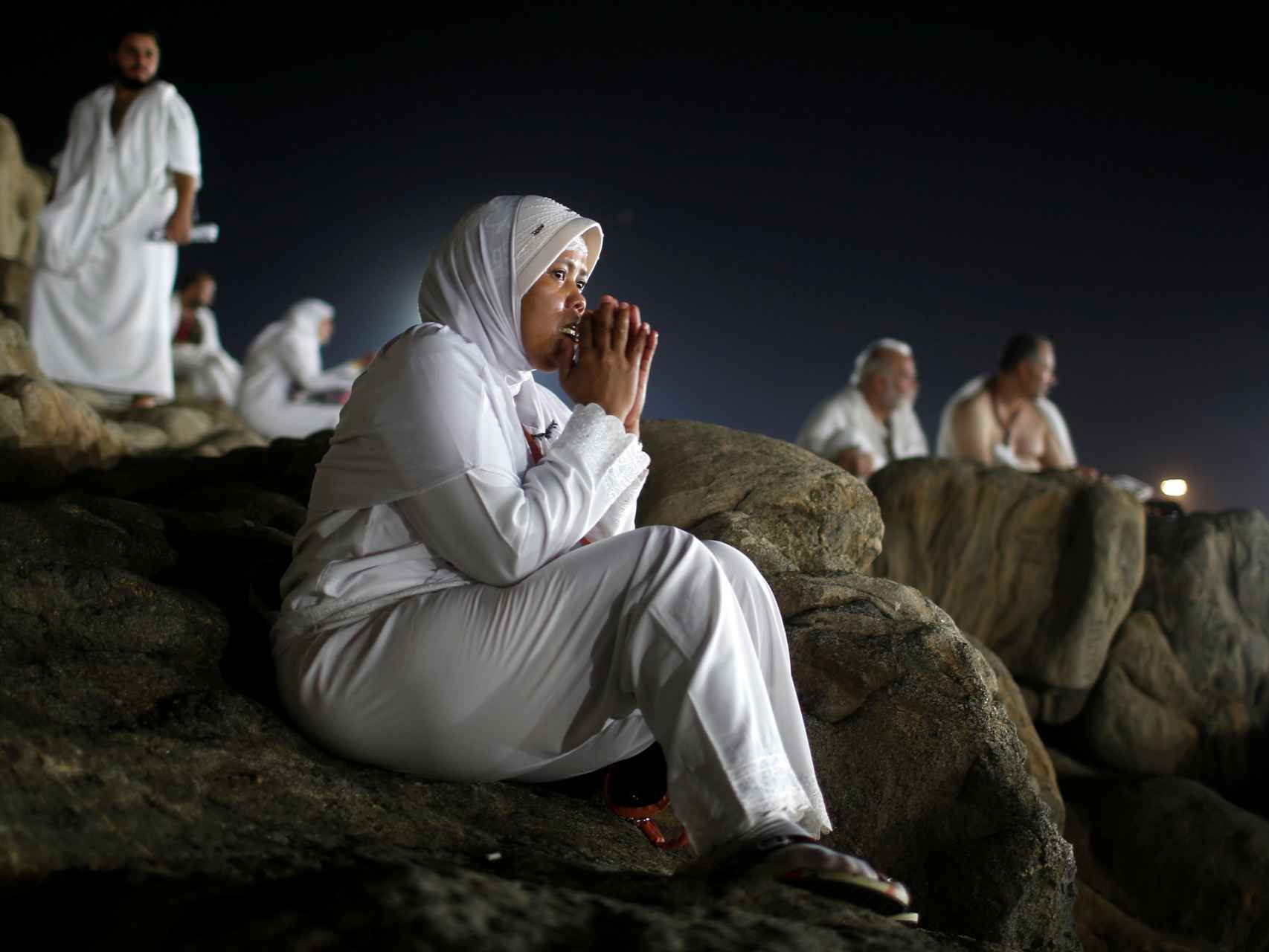 Una feligresa durante la Misa del Monte en Arafat con motivo del hach.
