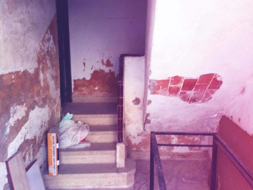 Acceso a una vivienda de la Guardia Civil en Murcia.