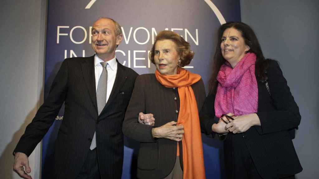 Liliane Bettencourt, junto a su hija, Francoise Bettencourt Meyers, y el presidente de L'Oréal, Jean-Paul Agon.