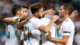 Piña de los jugadores del Madrid celebrando el gol