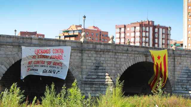 La pancarta y la estelada desplegadas por Arran en el Puente de Segovia de Madrid.