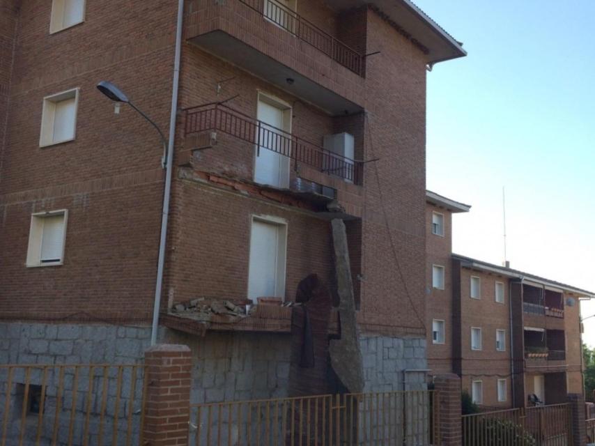 Balcones derrumbados en un pabellón de la Guardia Civil en El Escorial (Madrid).
