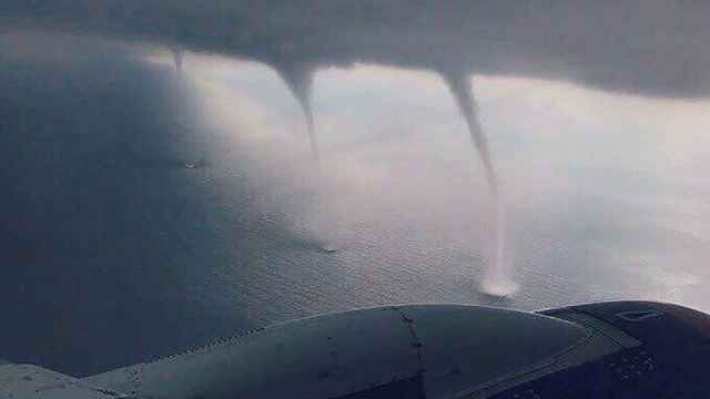 Un avión, obligado a aterrizar entre tres tornados en Rusia
