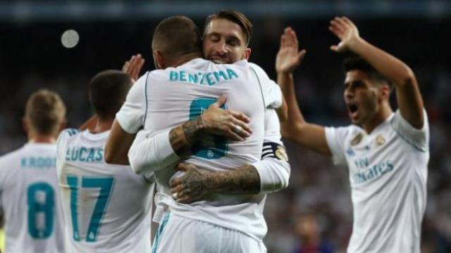 Sergio Ramos abraza a Benzema.