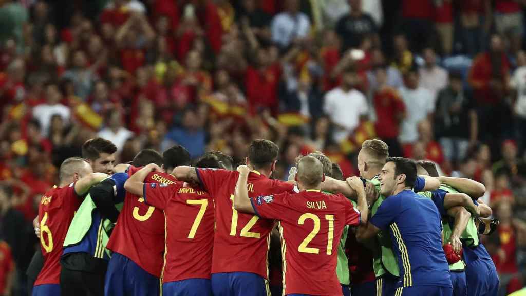 Los jugadores españoles celebran la victoria frente a Italia.