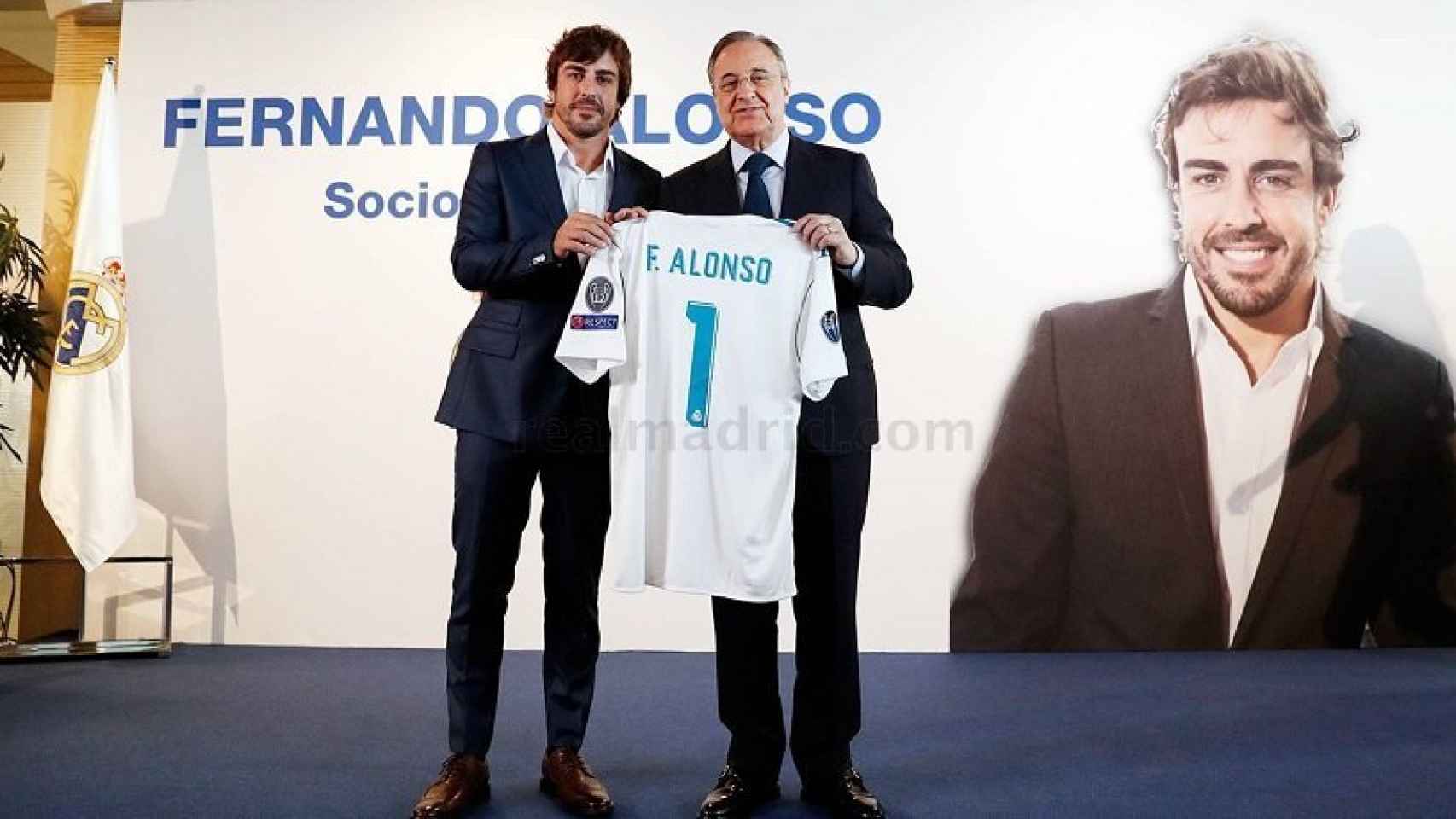 Fernando Alonso y Florentino Pérez posan en el palco de honor del Santiago Bernabéu