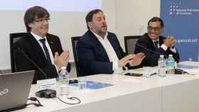 Carles Puigdemont , Oriol Junqueras y Eduard Vilà durante la rueda de prensa del despliegue de la Agencia Tributaria de Cataluña