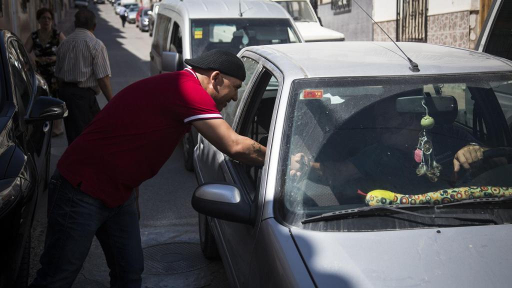 Bódalo es saludado por los vecinos de su pueblo durante su permiso