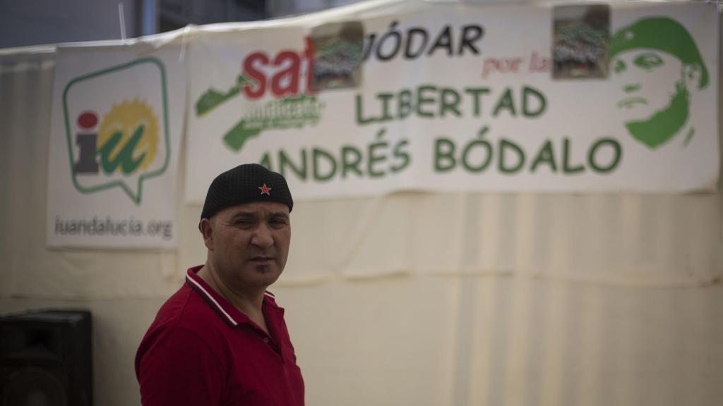 Una pancarta reclamando libertad para Bódalo en la caseta de IU durante la feria de Jódar (Jaén).