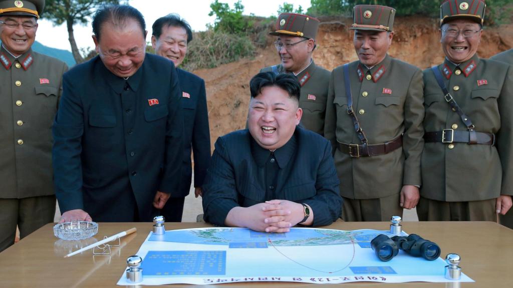 Kim Jong-Un durante un ensayo balístico.