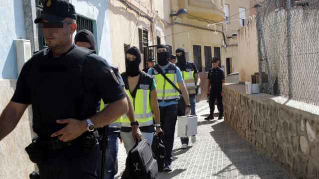 Agentes de la Policía en un operativo antiterrorista en Melilla.