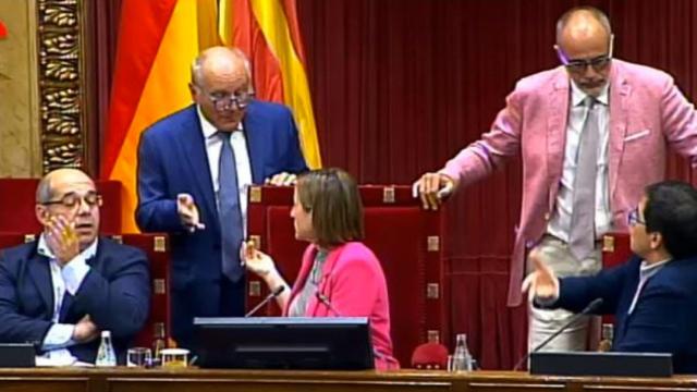 Joan Ridao, letrado del Parlament del Cataluña, con su chaqueta rosa.