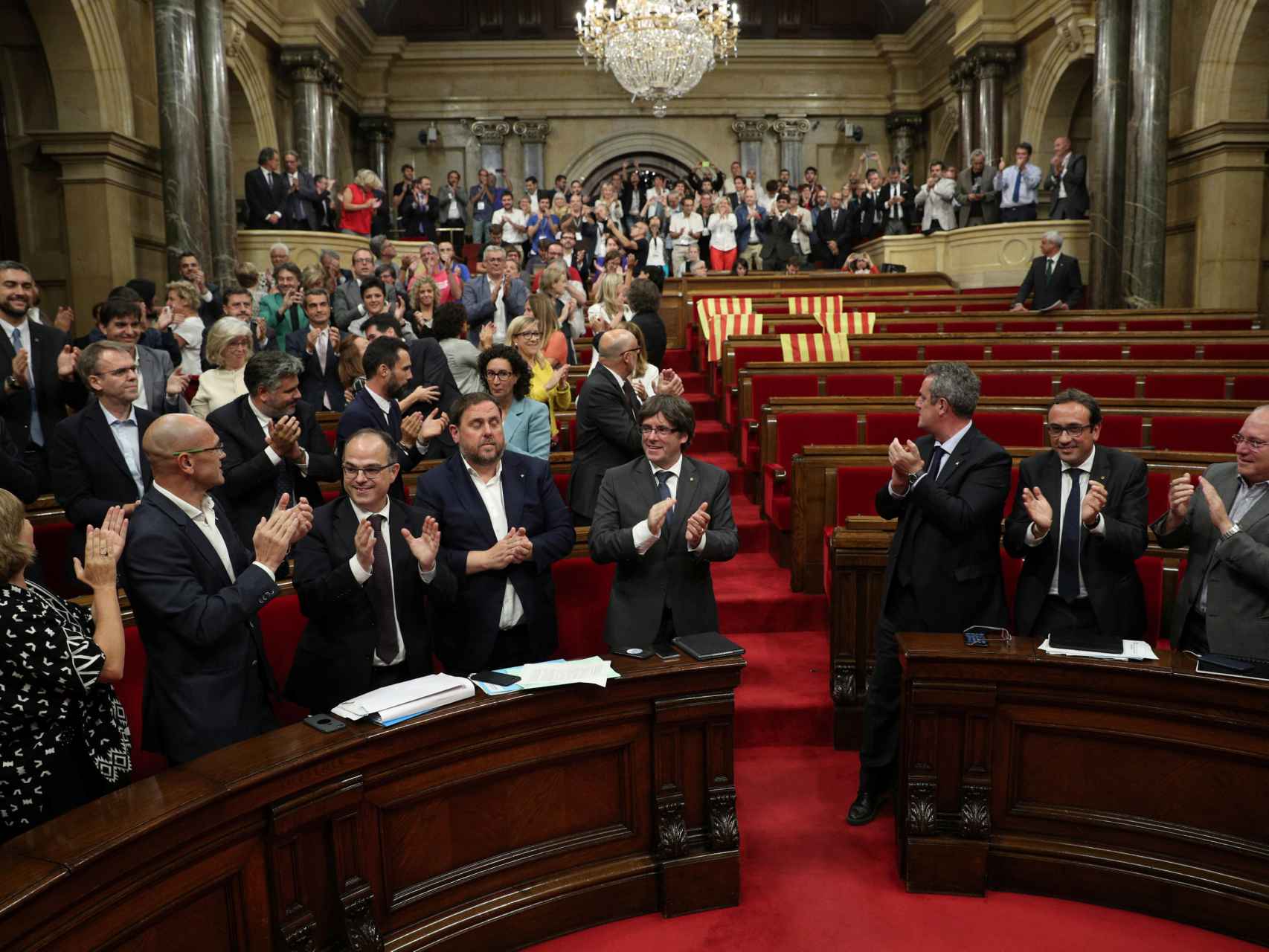 Puigdemont aplaude tras la aprobación de la ley.