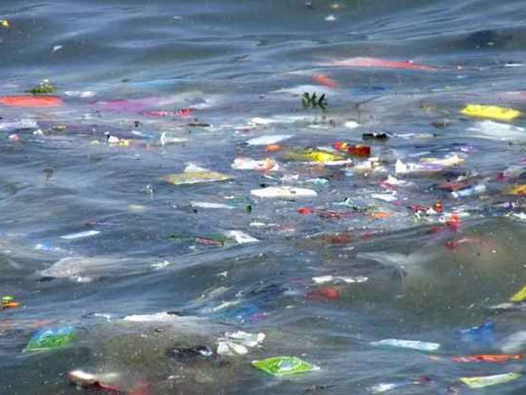 Restos de origen plástico en el agua del mar.