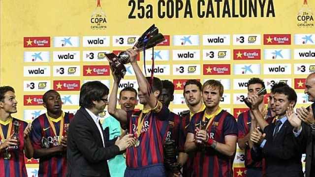 Carles Puigdemont entrega la Copa Catalunya de 2014 al Barça.