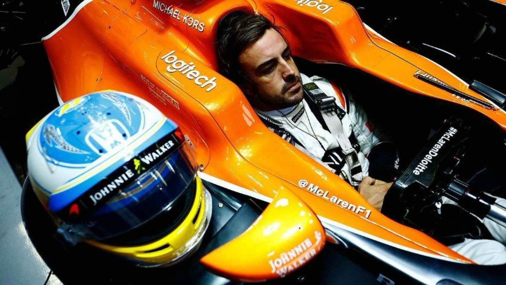 Fernando Alonso sentado en su Mclaren. Foto Twitter (@McLarenF1)
