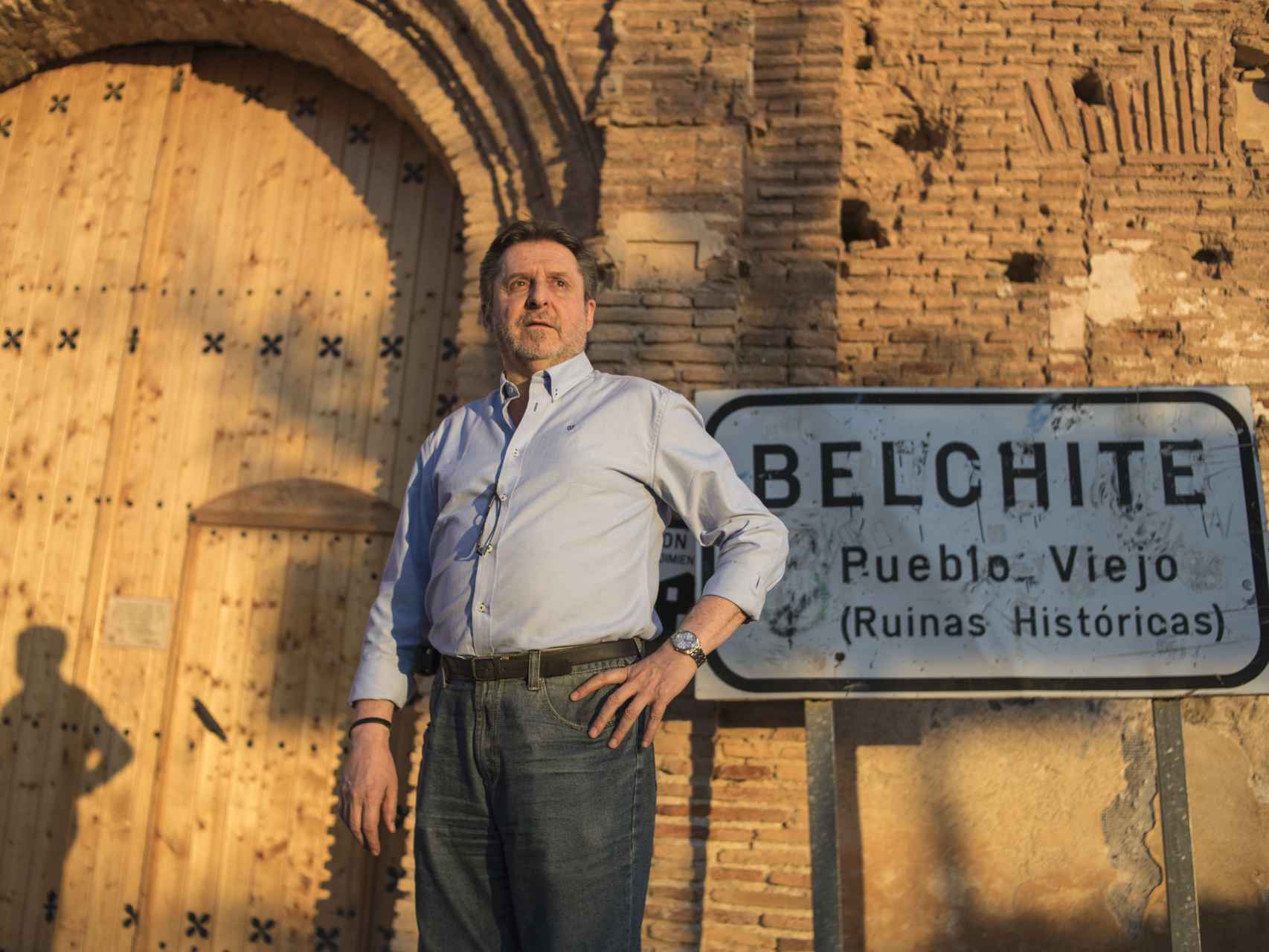 Carlos Bogdanich, a las puertas de Belchite viejo poco antes de anochecer.