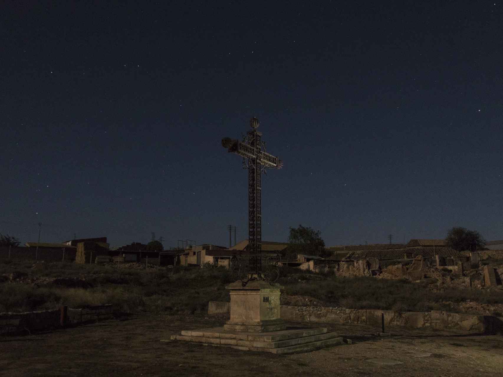 Franco ordenó colocar una gran cruz metálica en el lugar donde se quemaron a los caídos de la batalla de Belchite.