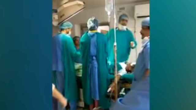 Muere un bebé durante el parto por cesárea mientras dos médicos tenían una pelea
