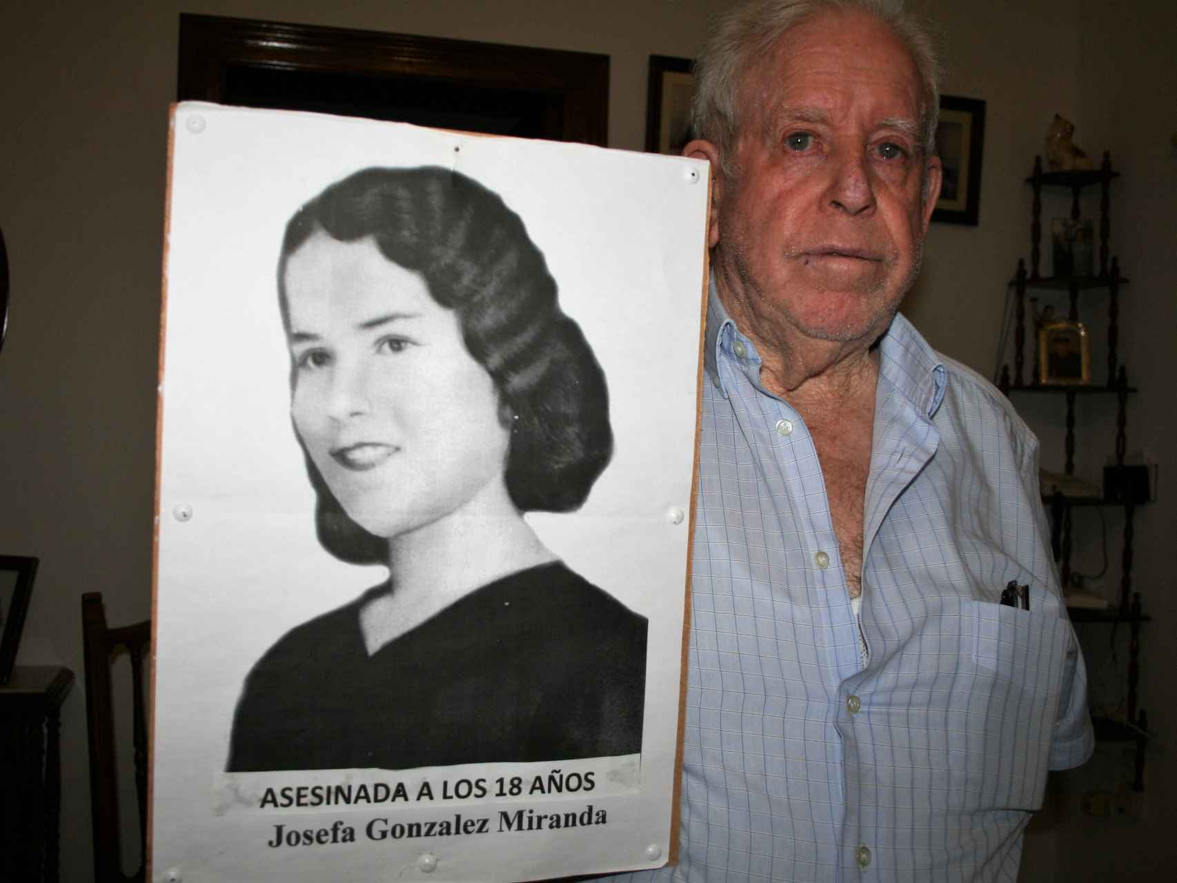 Pablo Caballero González con el retrato de su tía, a la que mataron cuando aún no había cumplido 18 años
