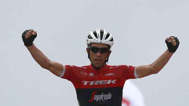 Contador, tras el ascenso en el Angliru, celebra su victoria de la etapa en la Vuelta.