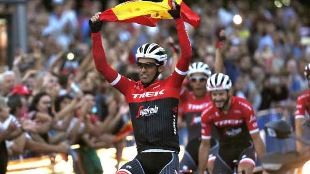 Contador se despide con la bandera de España.