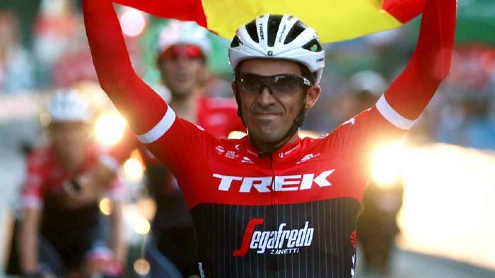 Alberto Contador, en su último día, con la bandera de España.