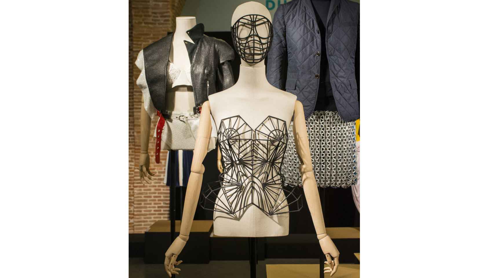 Poropuesta de Maya Hansen en la exposición En construcción: la moda que se enseña.