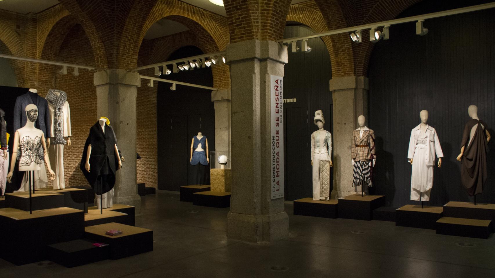 Un rincón de la exposición en el Centro Cultural Conde Duque, con escenografía de Miguel Cruz.