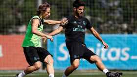 Modric y Asensio durante un entrenamiento del Real Madrid